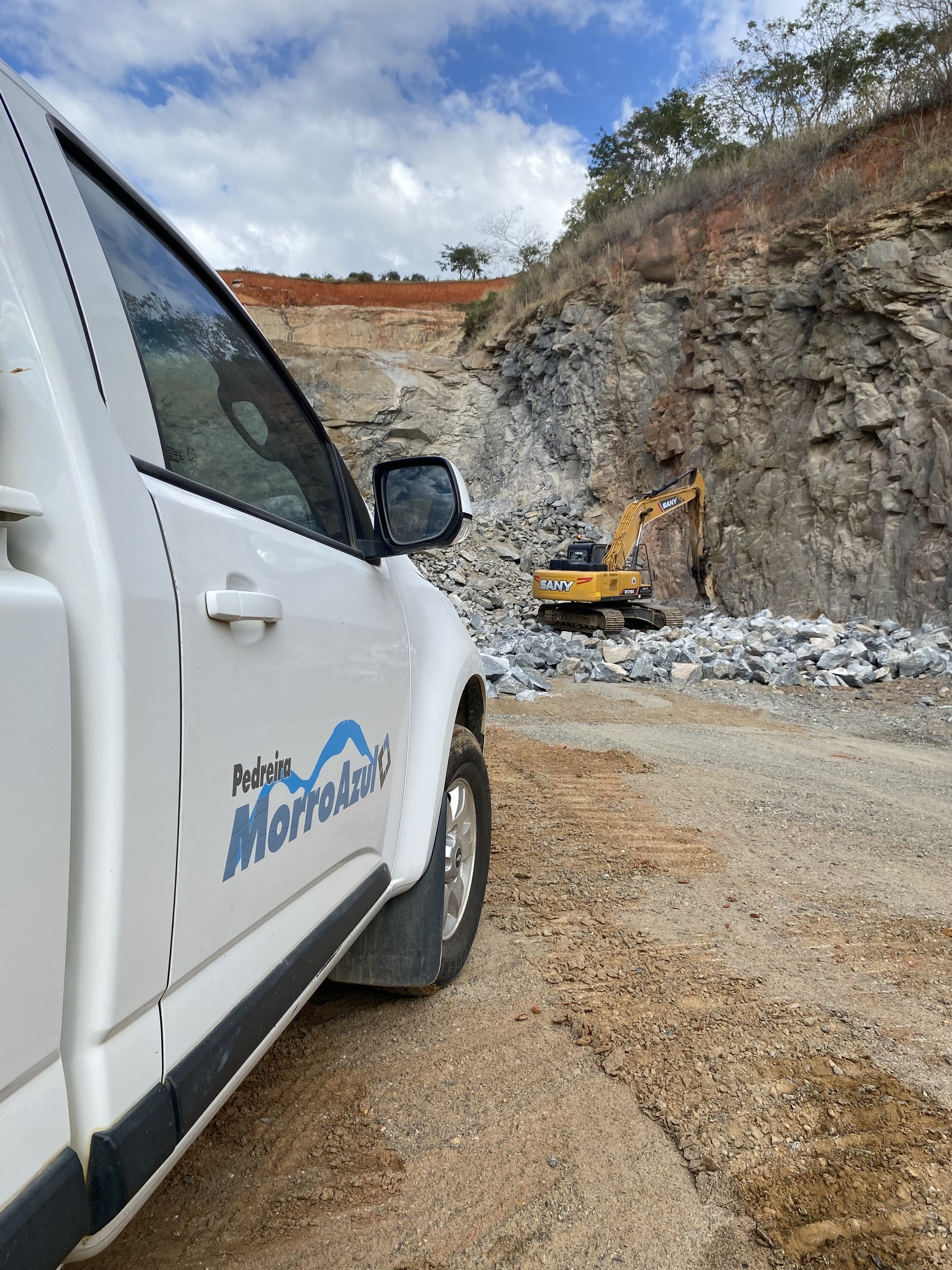 Pedreira Morro Azul — produção de brita e agregados minerais em São Fidélis/RJ